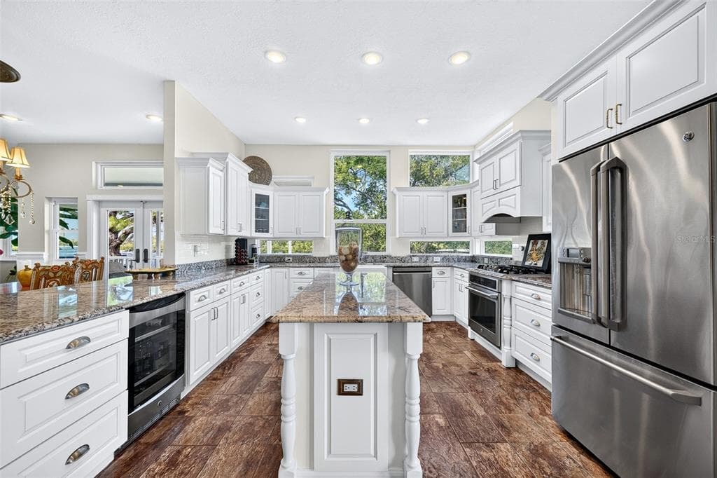 1538 RIVERSIDE DRIVE photo 12