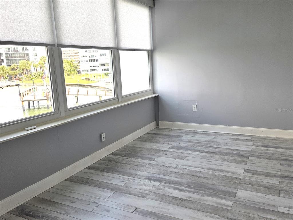 1898 SHORE DRIVE S 208 photo 6