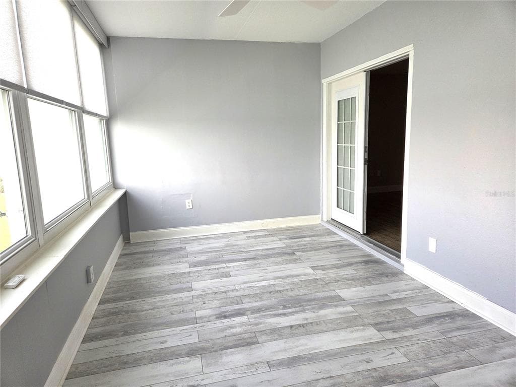 1898 SHORE DRIVE S 208 photo 7