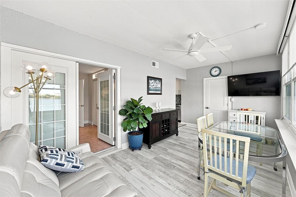 1898 SHORE DRIVE S 208 photo 20