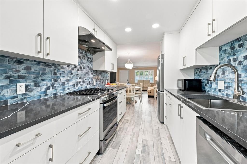 1898 SHORE DRIVE S 208 photo 9