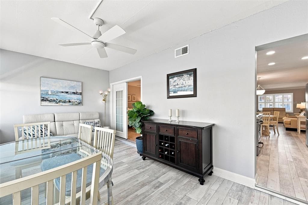 1898 SHORE DRIVE S 208 photo 24