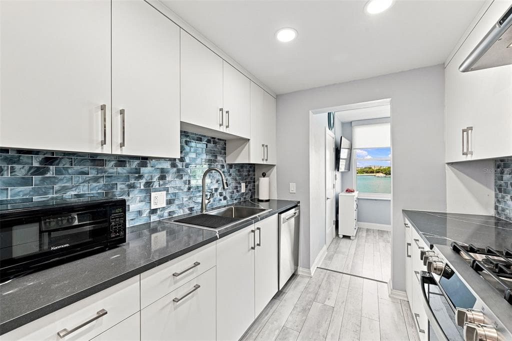 1898 SHORE DRIVE S 208 photo 10