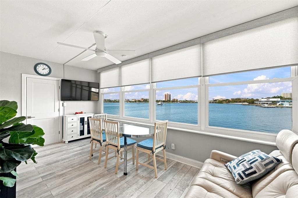 1898 SHORE DRIVE S 208 photo 4