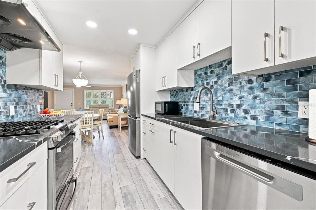 1898 SHORE DRIVE S 208 photo 8