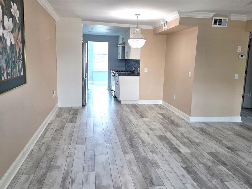 1898 SHORE DRIVE S 208 photo 21
