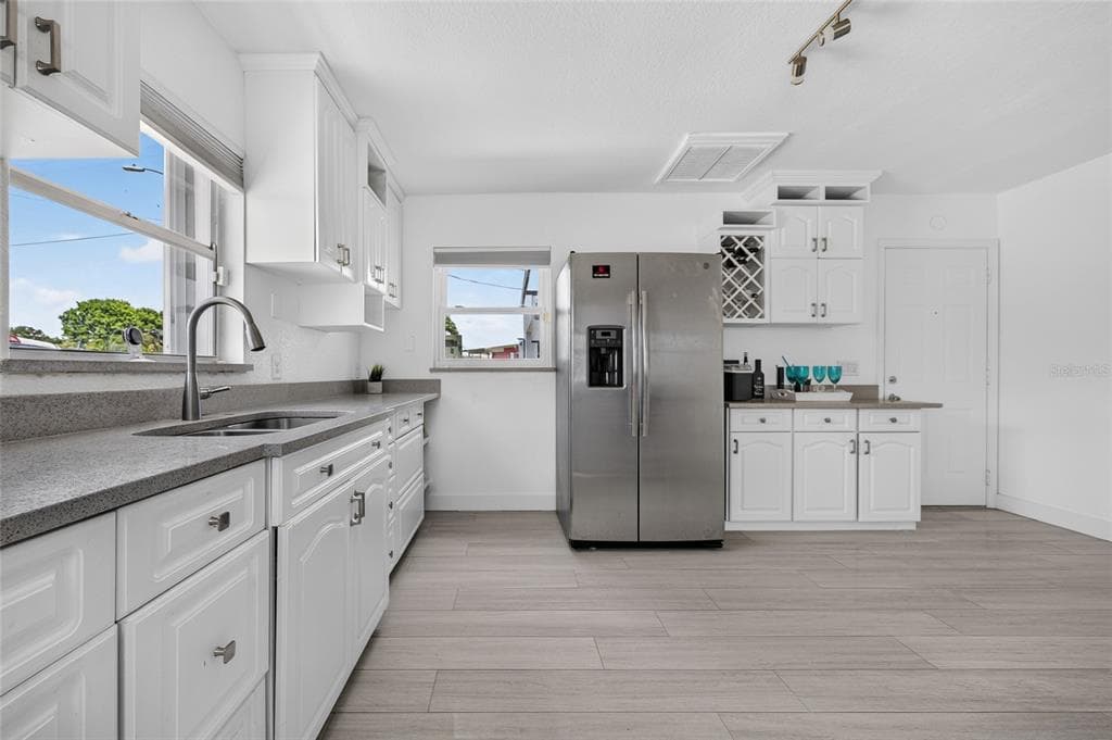 6484 ANGLE PLACE photo 13