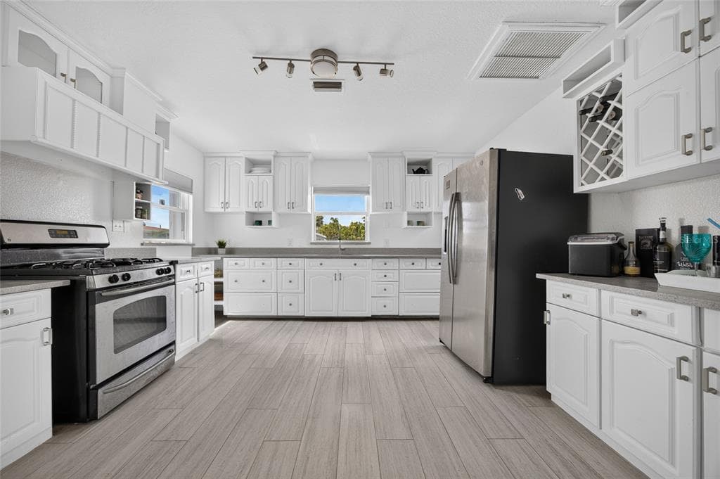 6484 ANGLE PLACE photo 12