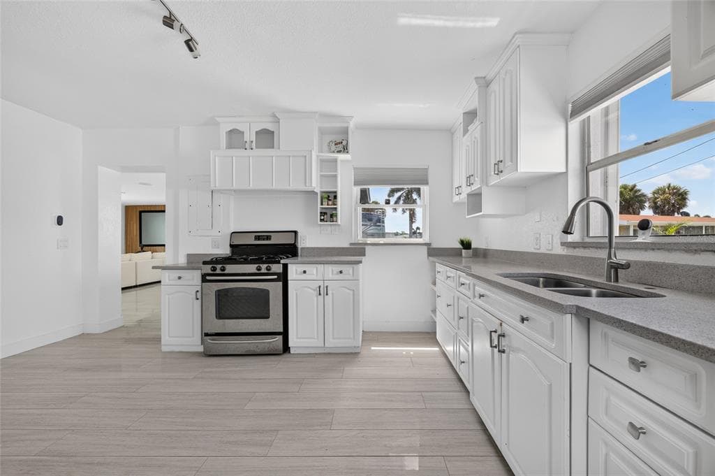6484 ANGLE PLACE photo 14