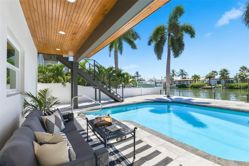 7870 CAUSEWAY BOULEVARD S photo 2