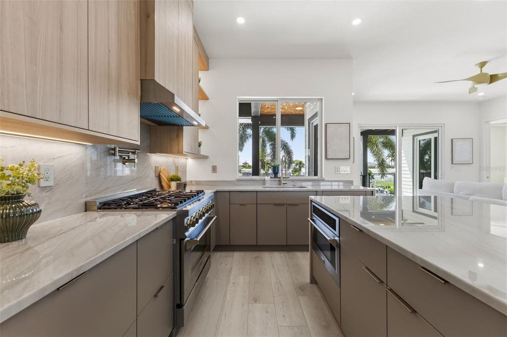 7870 CAUSEWAY BOULEVARD S photo 18