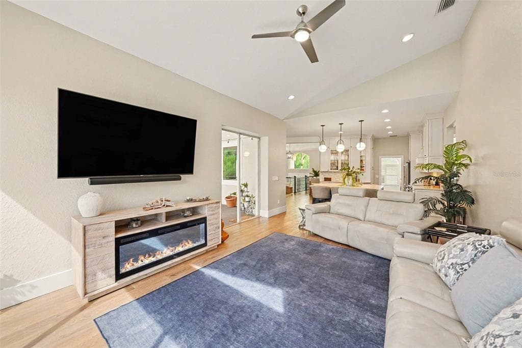 1021 W HENRY AVENUE photo 5