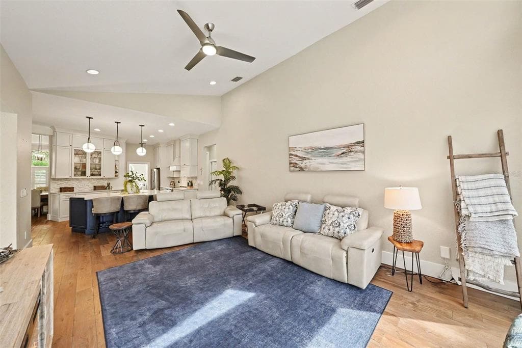 1021 W HENRY AVENUE photo 4