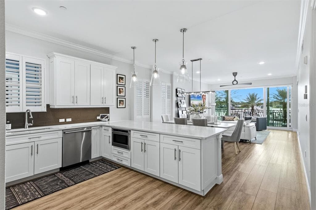 507 TAMIAMI TRAIL N 201 photo 25