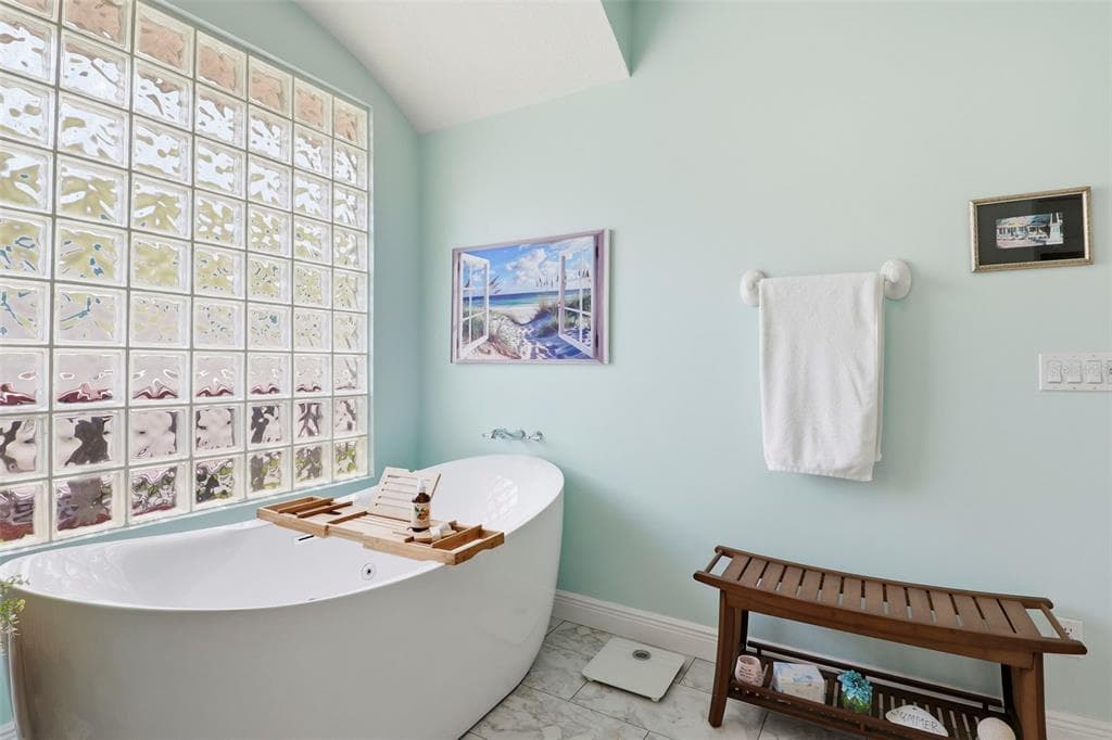 212 SYKES POINT photo 10