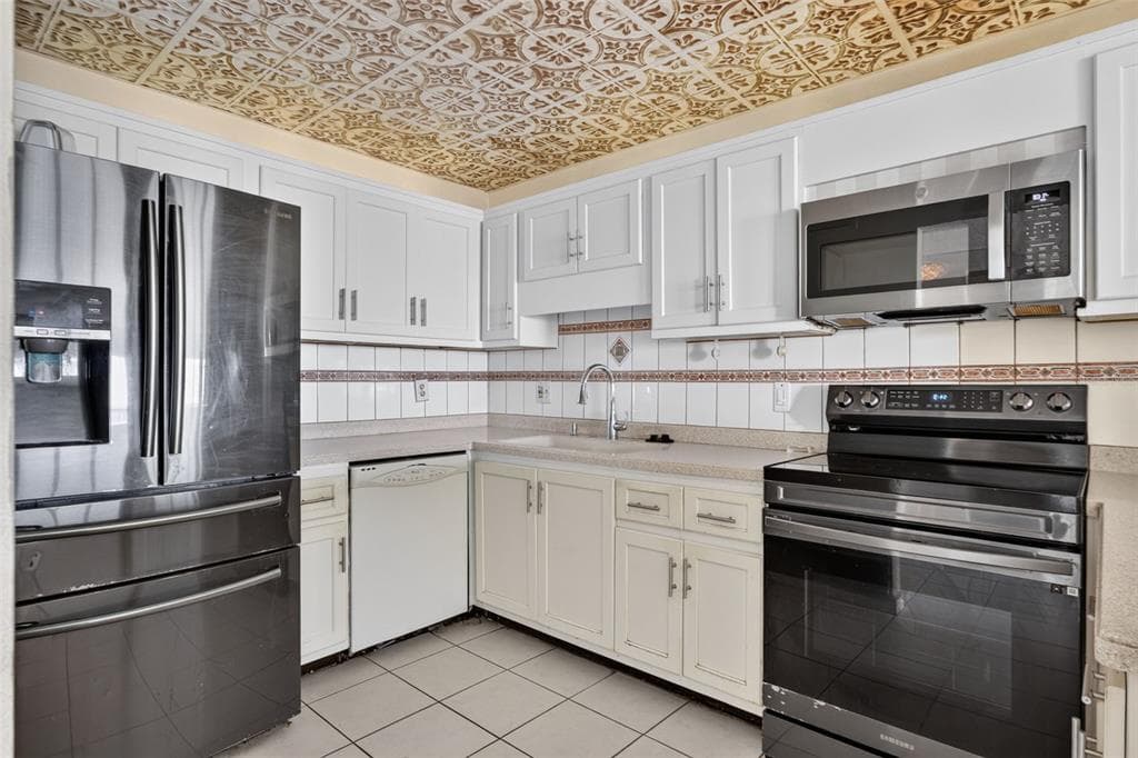 51 ISLAND WAY 1100 photo 18