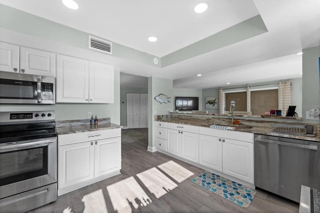 610 ISLAND WAY 408 photo 10