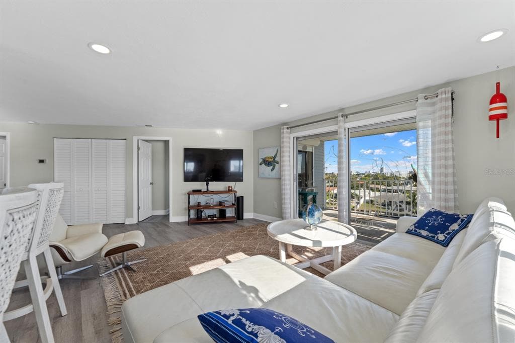 610 ISLAND WAY 408 photo 19