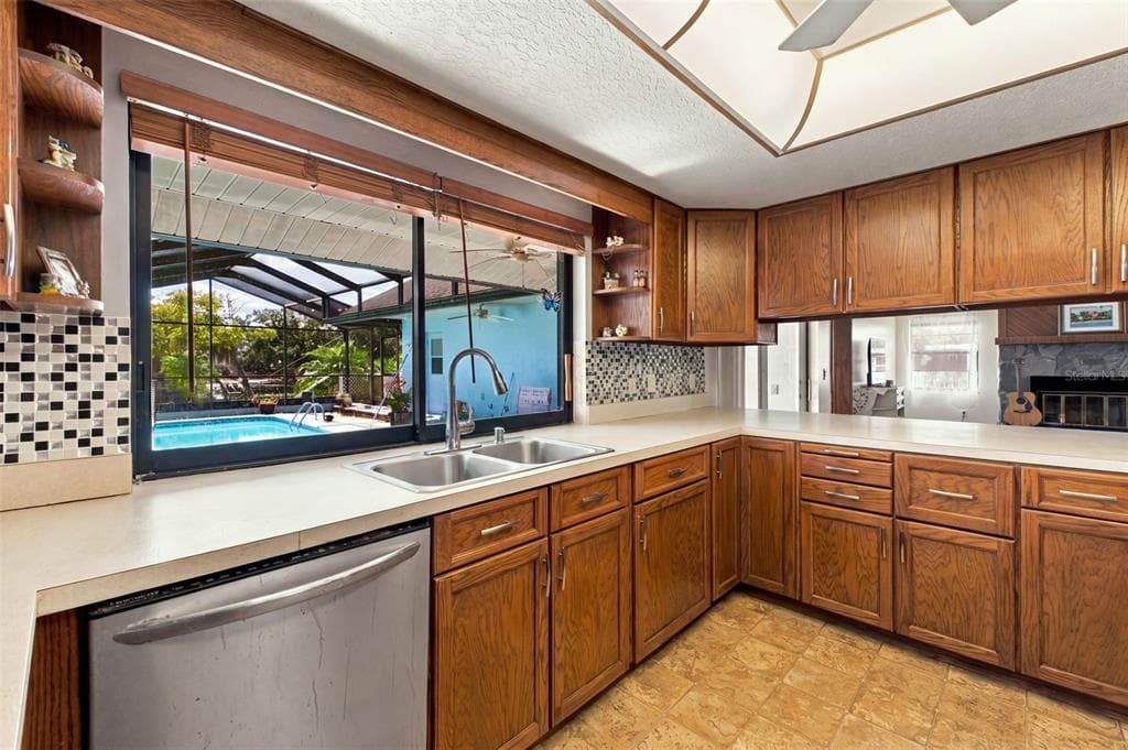 6674 RIVER ROAD photo 11