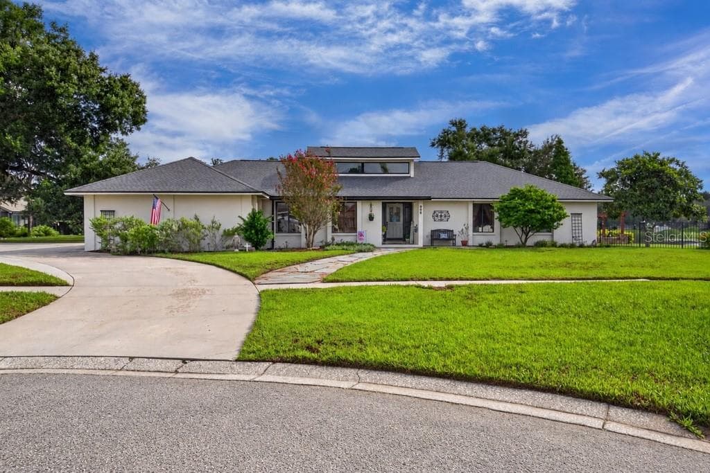 906 RETRIEVER AVENUE 2