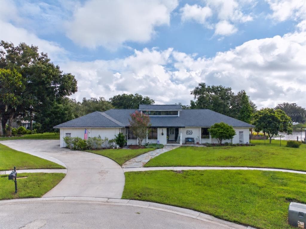 906 RETRIEVER AVENUE 1