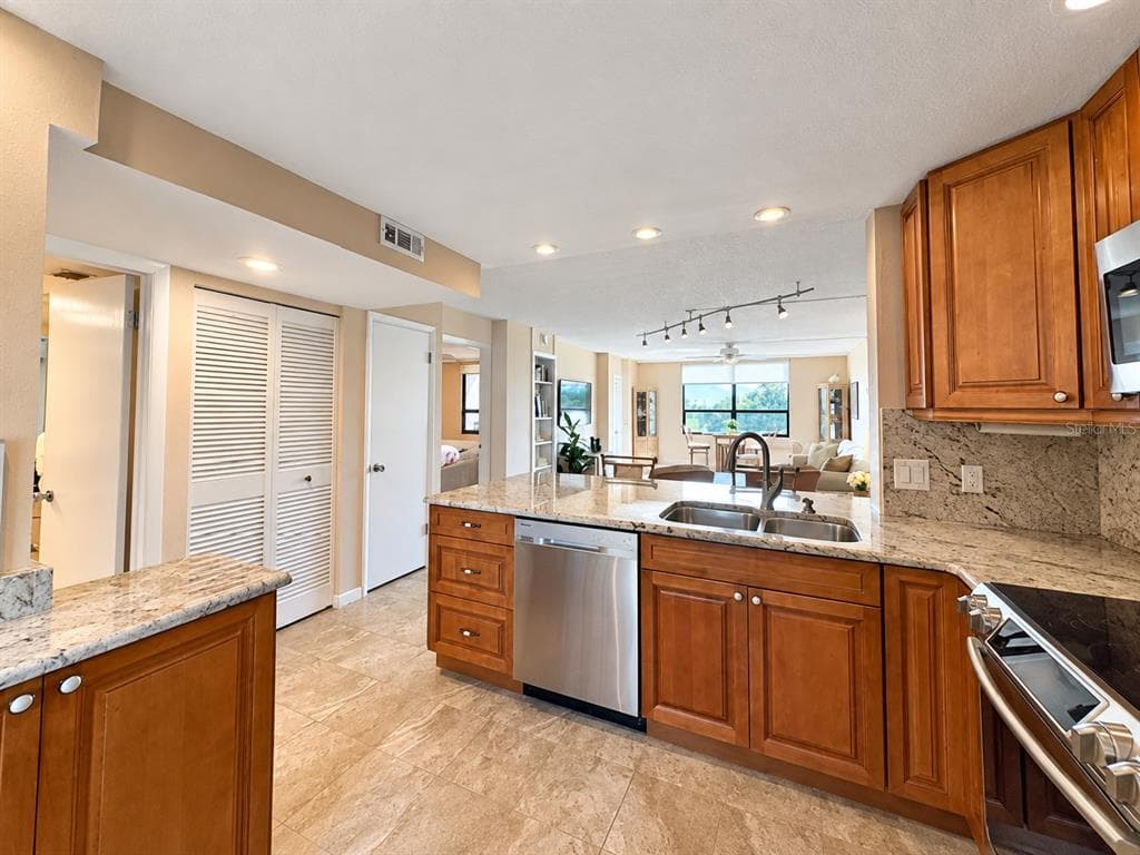 2620 COVE CAY DRIVE 306 photo 5