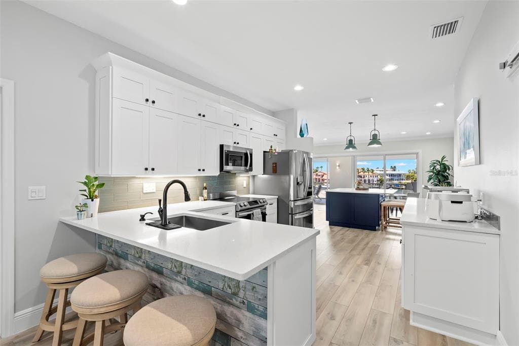 1100 PINELLAS BAYWAY S I4 photo 6