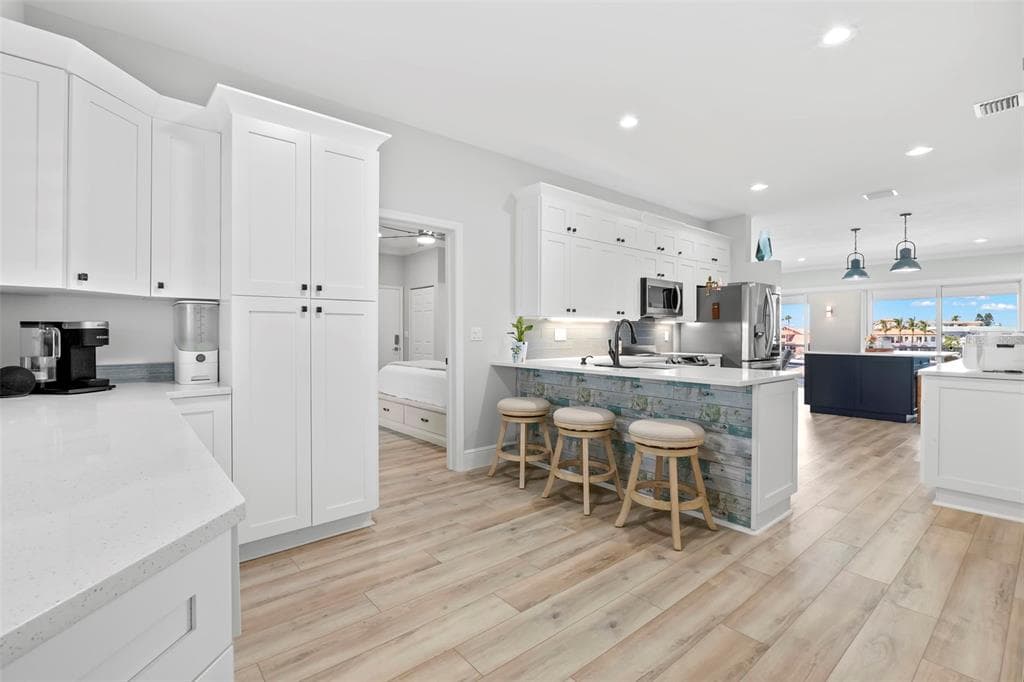 1100 PINELLAS BAYWAY S I4 photo 5