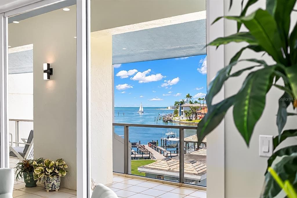 1100 PINELLAS BAYWAY S I4 photo 10