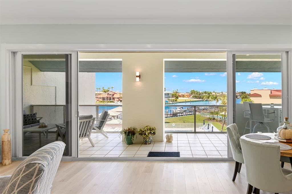 1100 PINELLAS BAYWAY S I4 photo 11