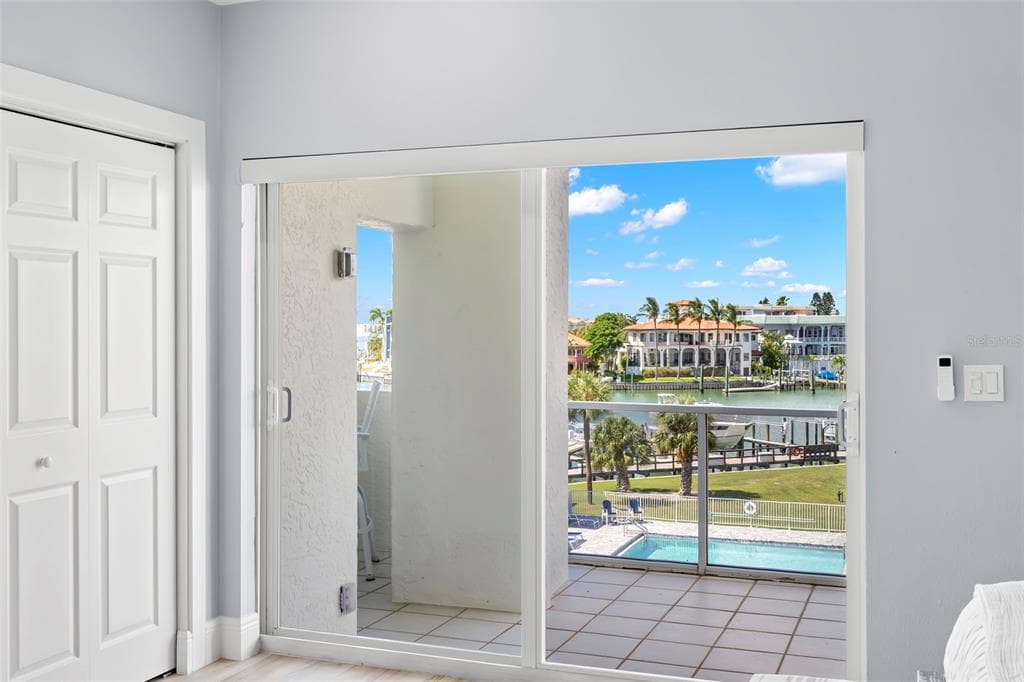 1100 PINELLAS BAYWAY S I4 photo 19