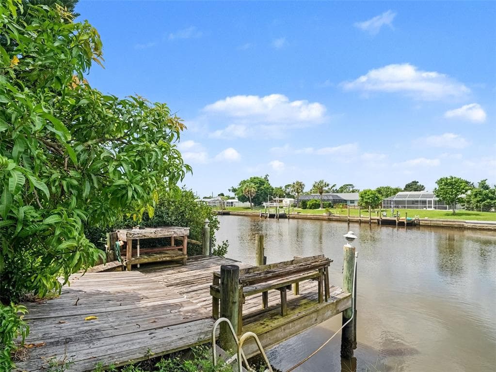 562 E TARPON BOULEVARD NW photo 2