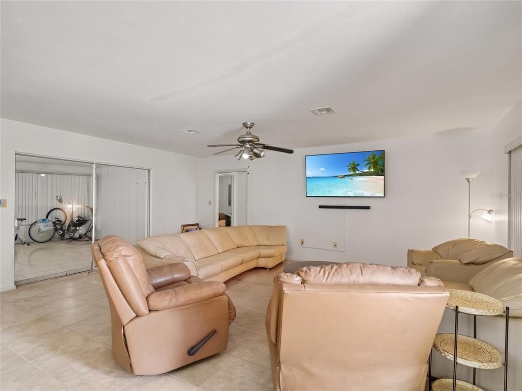 562 E TARPON BOULEVARD NW photo 3