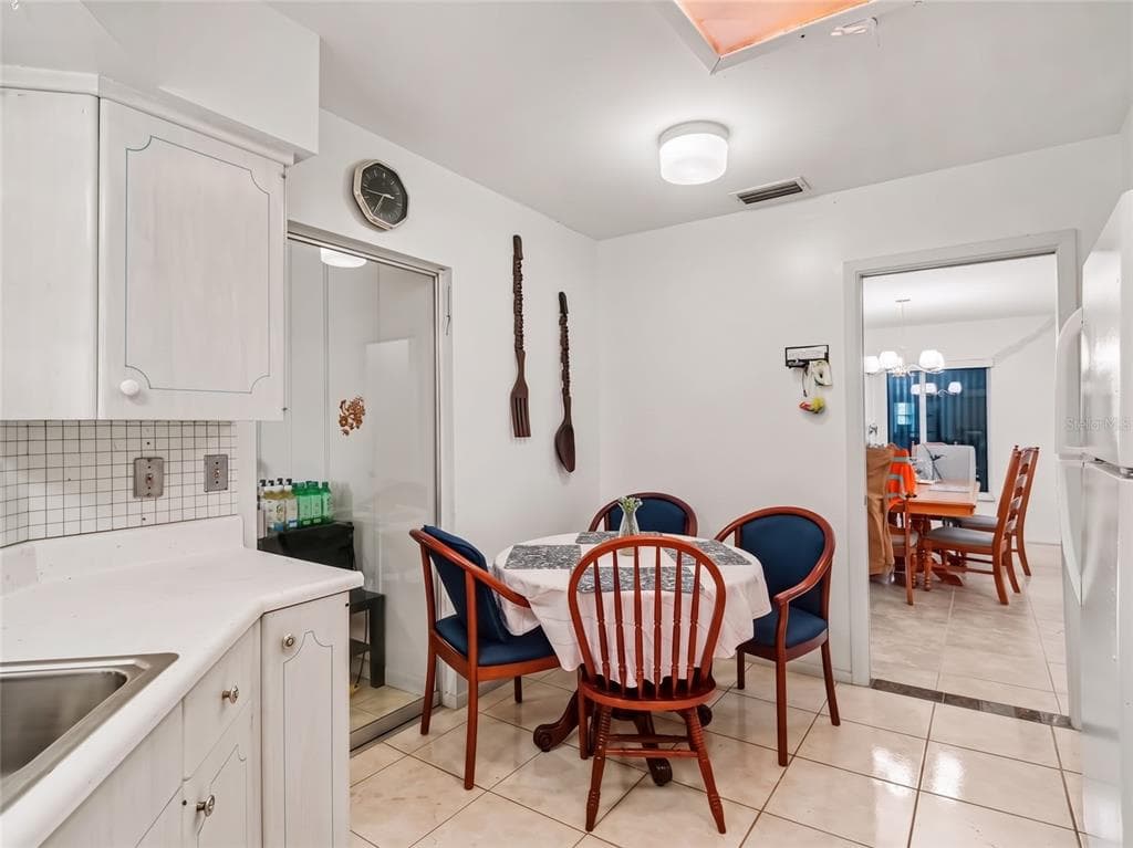 562 E TARPON BOULEVARD NW photo 5