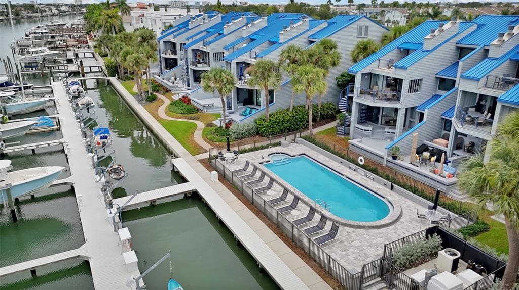 910 PINELLAS BAYWAY S 107 photo 7