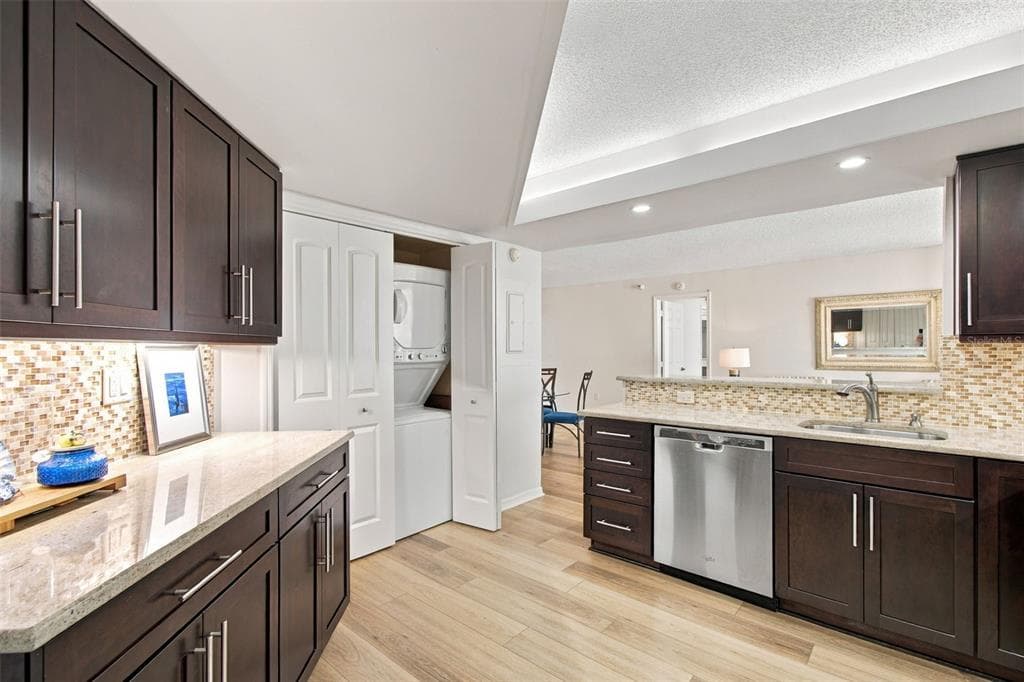 690 ISLAND WAY 511 photo 23