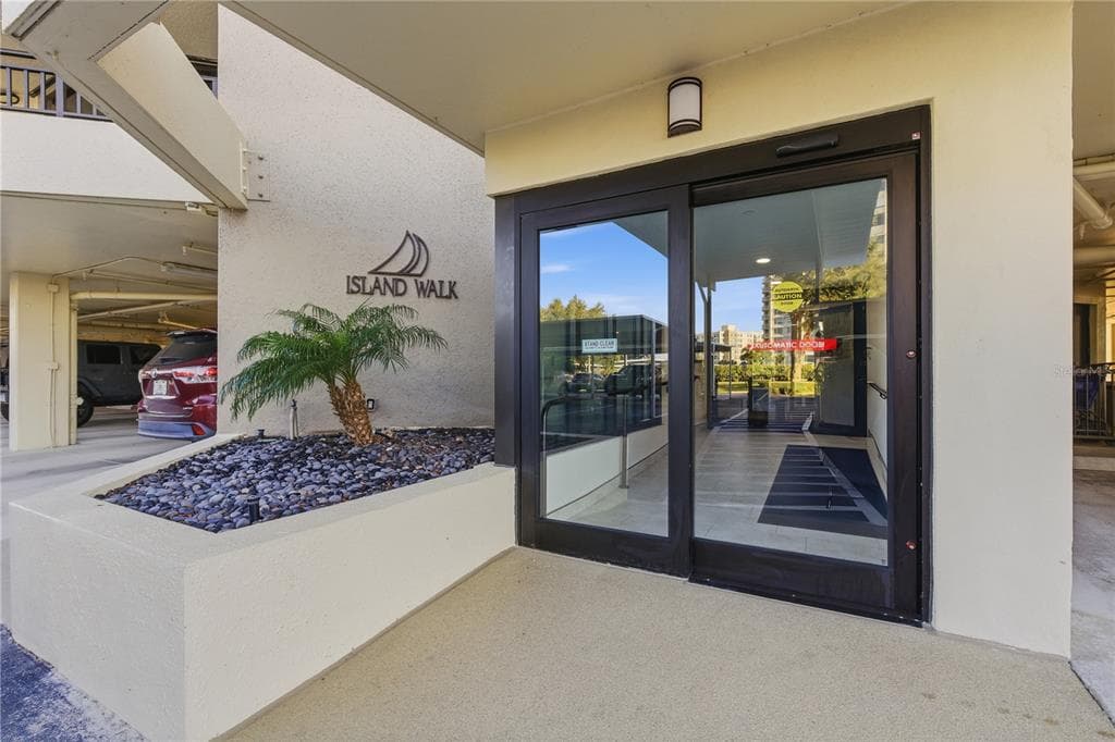 690 ISLAND WAY 511 photo 2