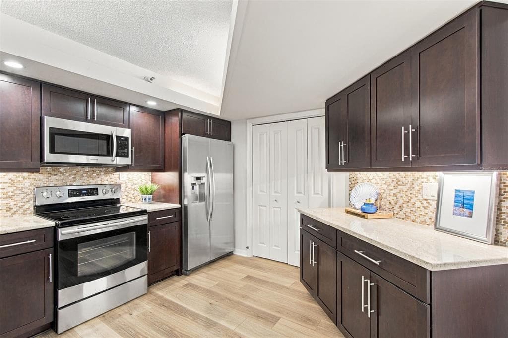 690 ISLAND WAY 511 photo 6