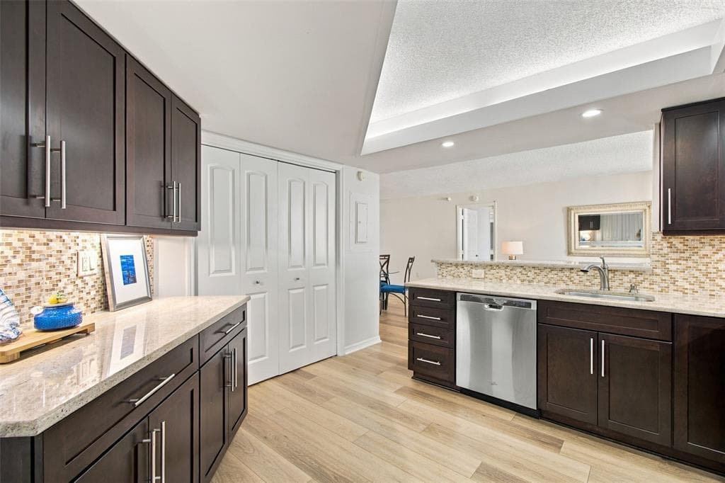690 ISLAND WAY 511 photo 22