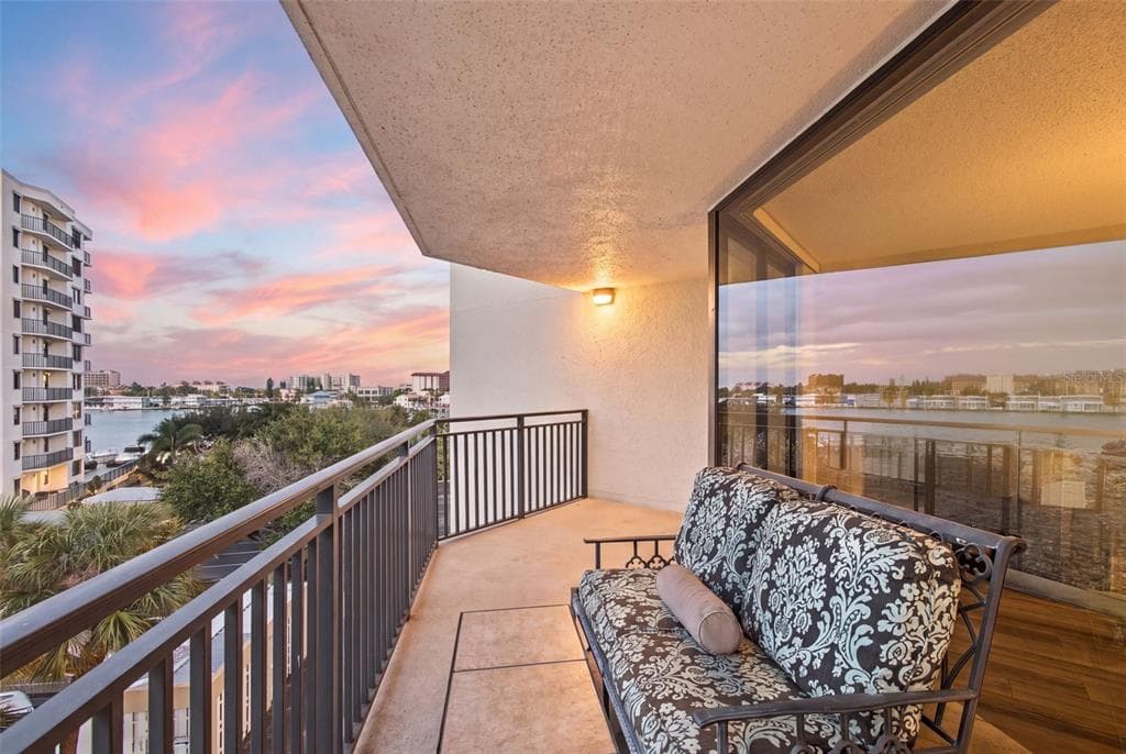690 ISLAND WAY 511 photo 4