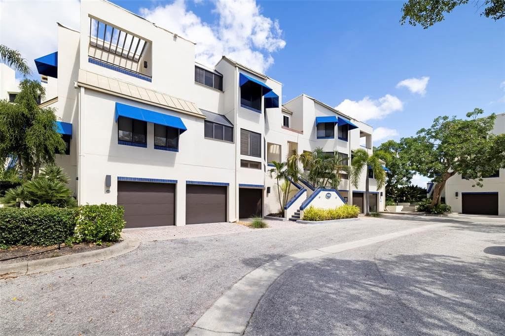 1920 HARBOURSIDE DRIVE 1003 photo 2