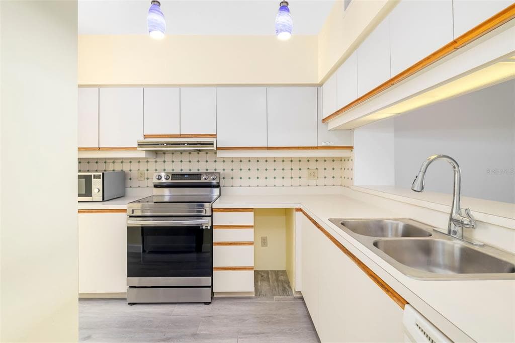 1920 HARBOURSIDE DRIVE 1003 photo 7