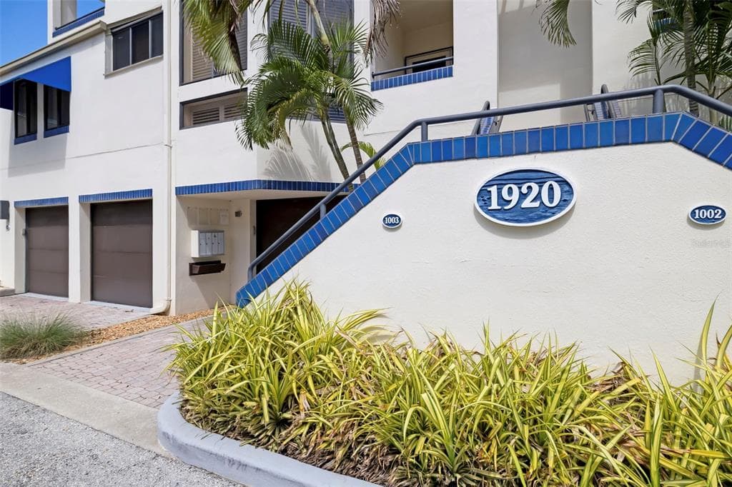 1920 HARBOURSIDE DRIVE 1003 photo 3
