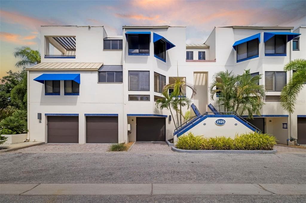 1920 HARBOURSIDE DRIVE 1003 photo 1