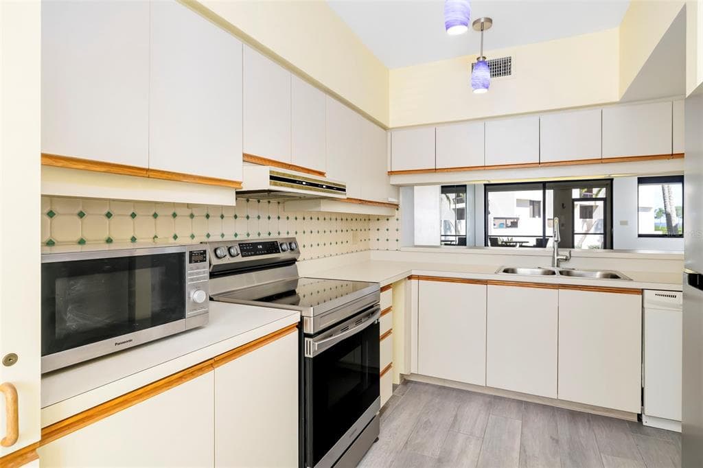 1920 HARBOURSIDE DRIVE 1003 photo 9
