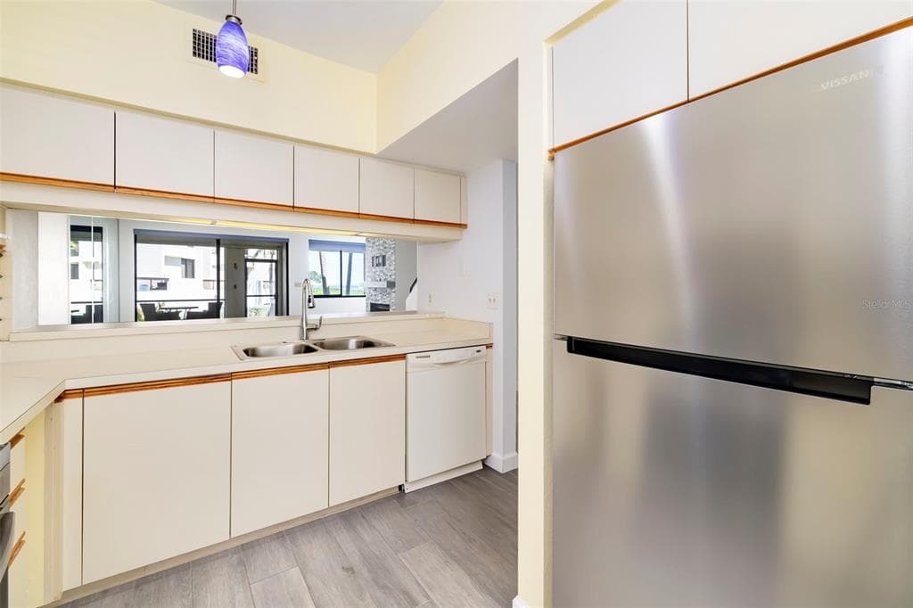 1920 HARBOURSIDE DRIVE 1003 photo 10