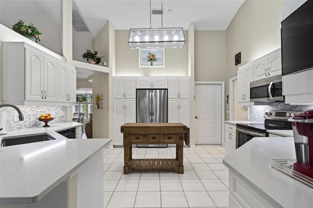 150 N OXFORD DRIVE photo 25