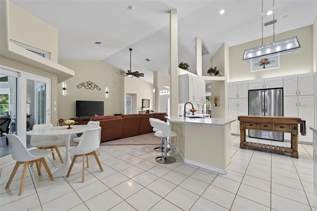 150 N OXFORD DRIVE photo 21