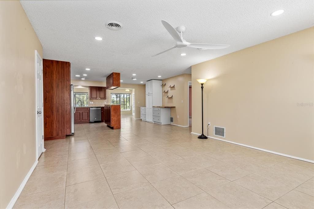 162 ANNAPOLIS LANE photo 4