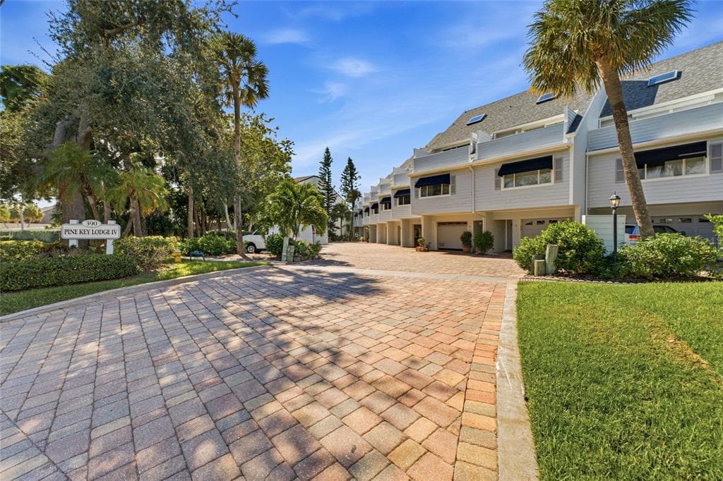 390 PINELLAS BAYWAY S F photo 6